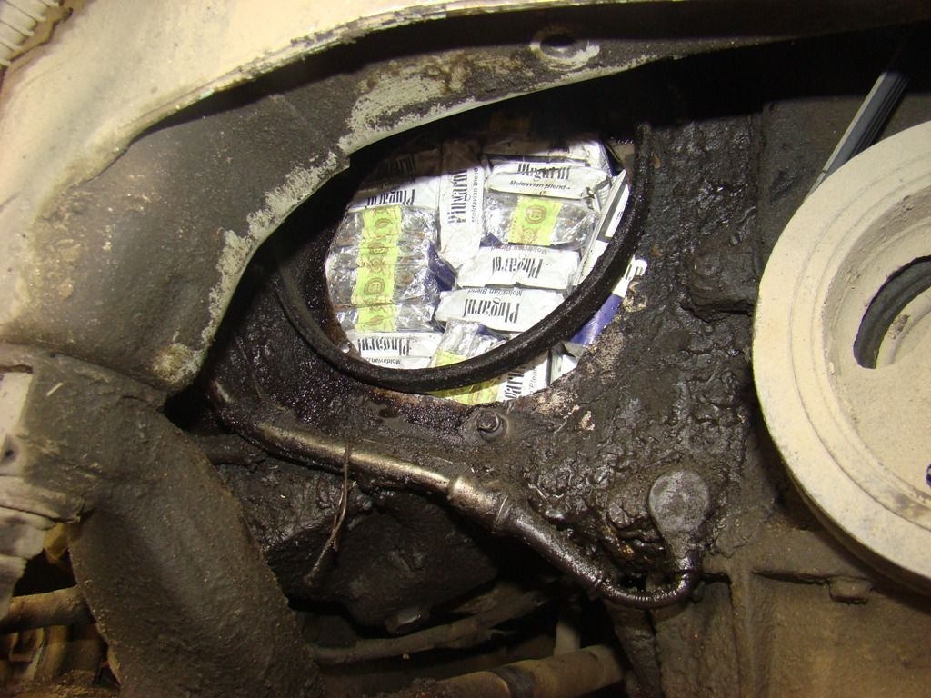Autoturism „întărit” cu ţigarete de contrabandă