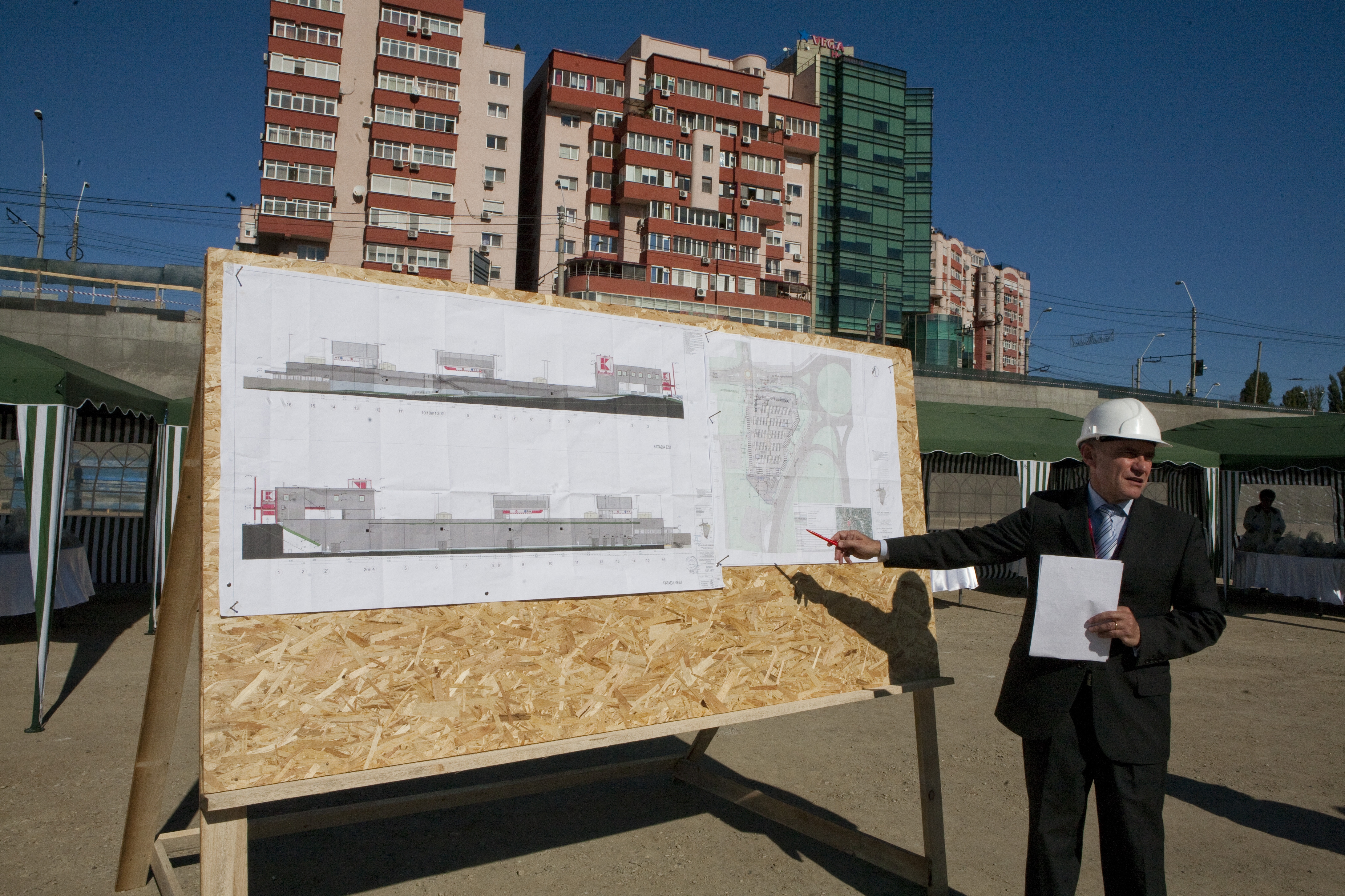 Un nou supermarket la Galaţi! S-a pus piatra de temelie la Kaufland 3