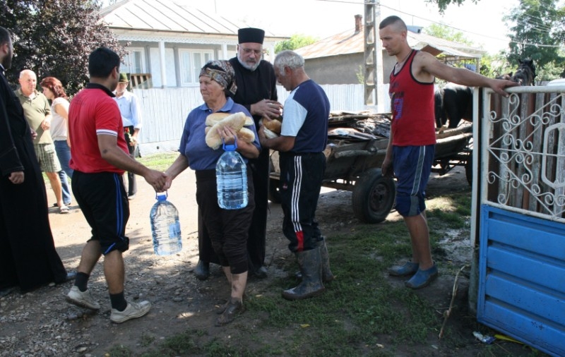 Arhiepiscopia Dunării de Jos, solidară cu sinistraţii/ Peste 56.000 lei - misiunea de caritate dintr-o zi