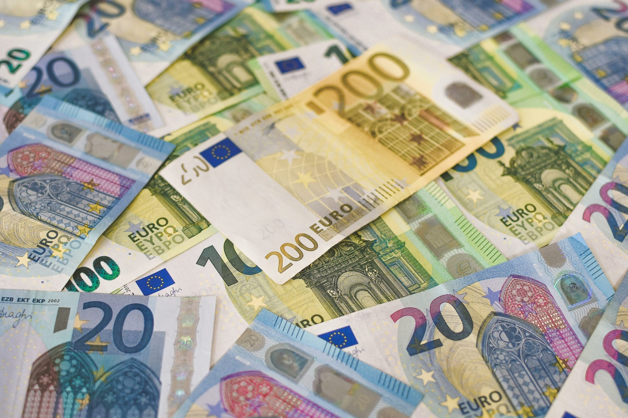 ANALIZĂ. Euro nu este lăsat să treacă de 5,26 lei