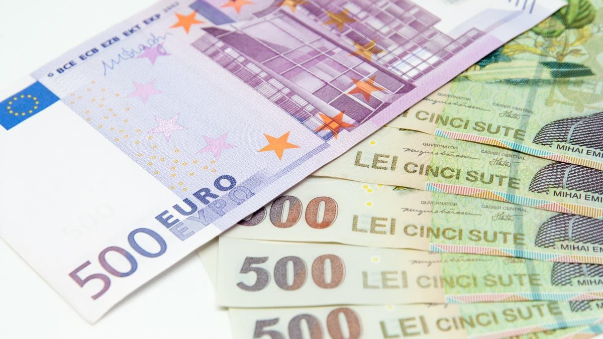 Euro s-a tranzacționat joi într-un culoar foarte îngust