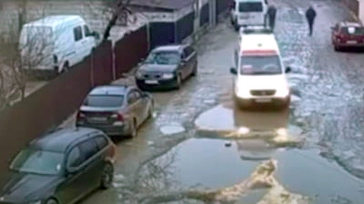 Ambulanță avariată în drum spre un copil bolnav