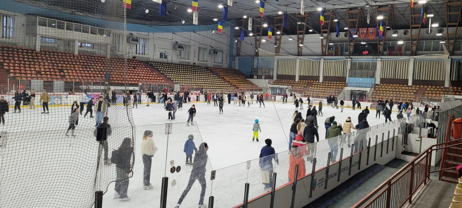 Amatorii de patinaj sunt așteptați pe gheaţă
