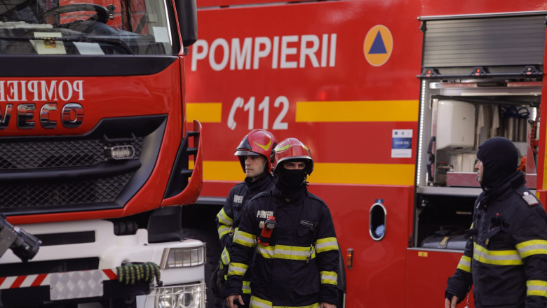O familie din Galați s-a trezit cu ușa casei incendiată
