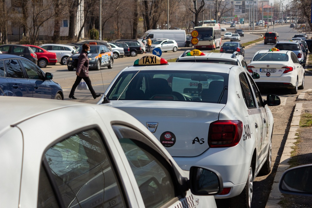 Până la Primărie, pe taximetriști îi "mănâncă" dispeceratele și Poliția Locală