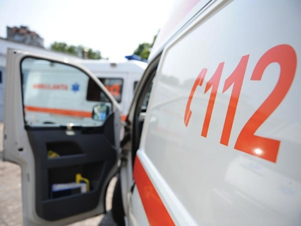 Șofer și pasager, băgați în spital de un vitezoman