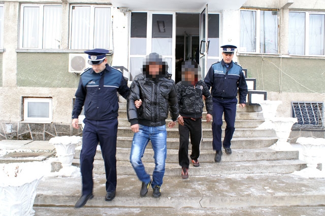 Împreună la bine şi la rău! Doi fraţi sunt anchetaţi pentru că au furat un portofel