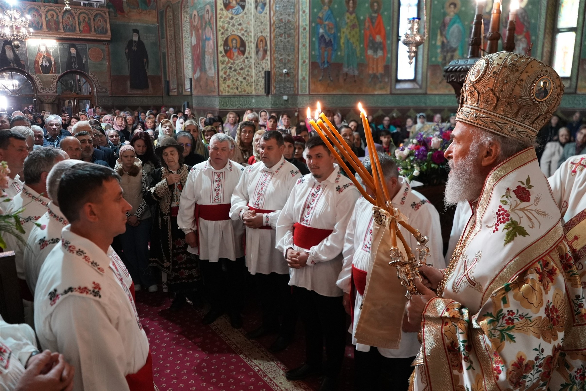 Tecucenii şi-au sărbătorit ocrotitorul spiritual, pe Sfântul Gheorghe. În catedrala arhiplină, preoți, credincioși și tineri au devenit o icoană-mozaic (FOTO)