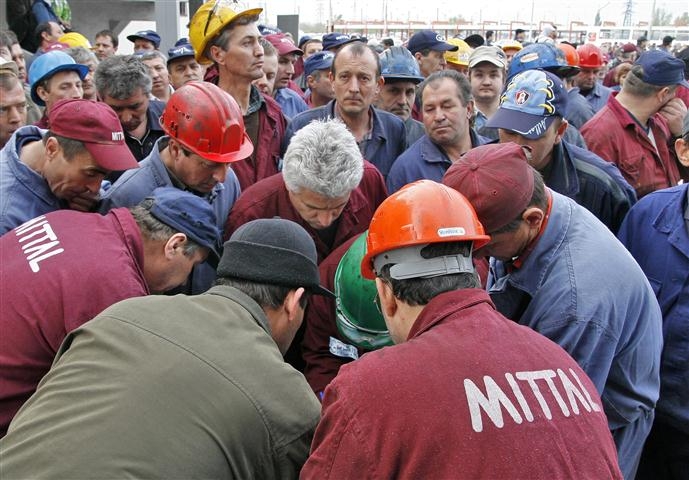 Nu-i contract? Nu-i problemă! Siderurgiştii gălăţeni, protejaţi şi când nu au CCM