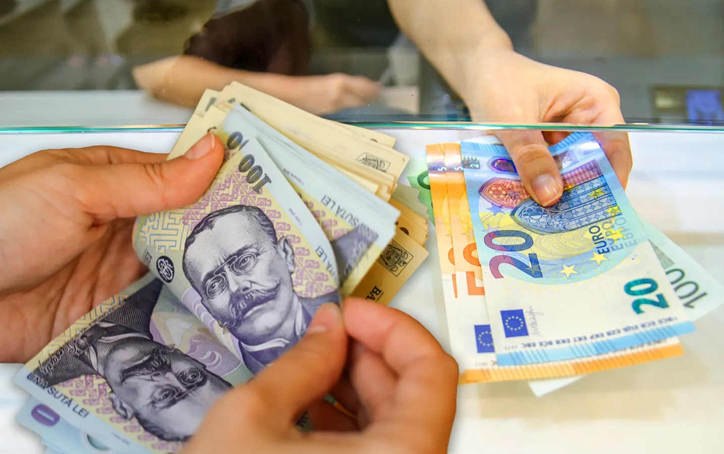 Euro a scăzut la minimul ultimei săptămâni