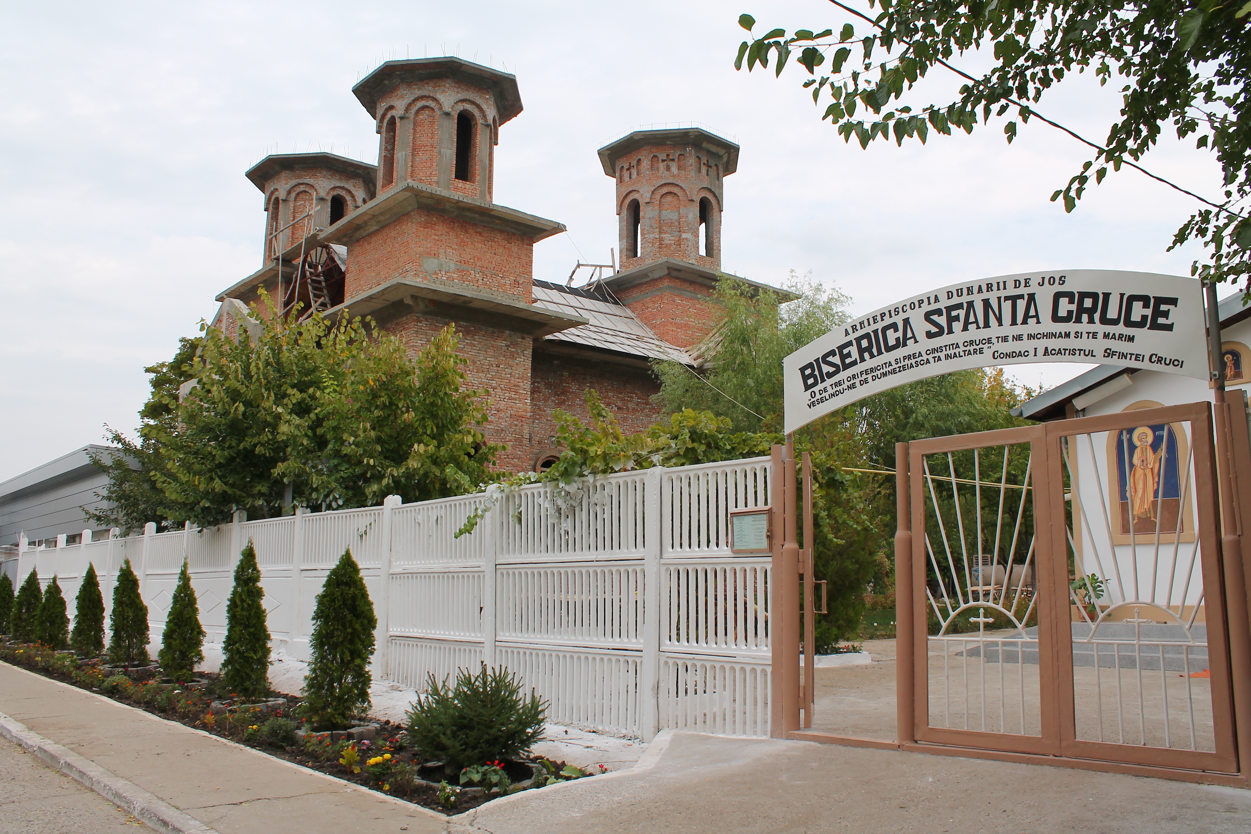 Edificii noi, sub intemperii / Biserica "Sfânta Cruce" din Galaţi are nevoie de acoperiş