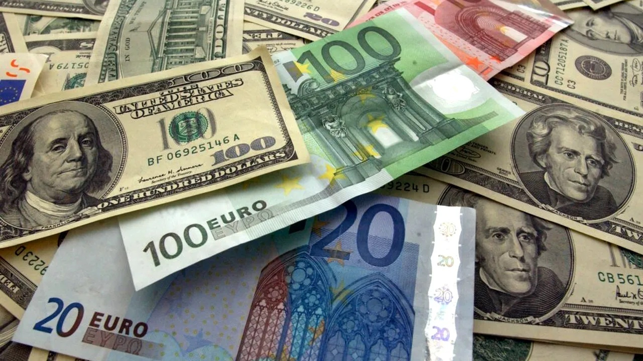 Euro și dolarul au coborât la minimul ultimelor două luni
