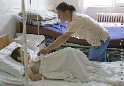 Mama care şi-a înjunghiat copilul cu un foarfece, arestată preventiv