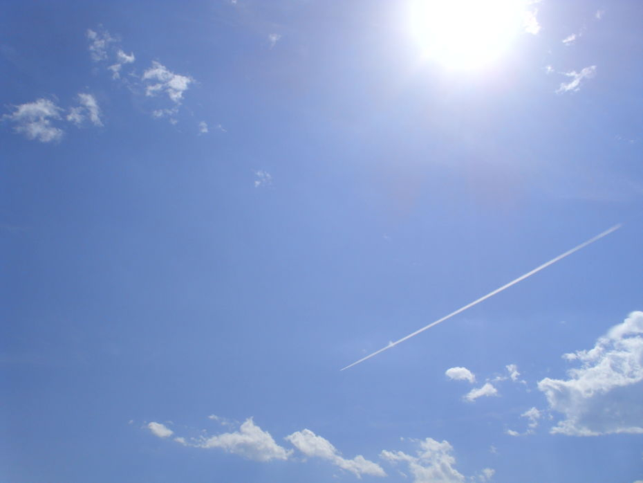 Vreme caldă, cu temperaturi de până la 23 de grade