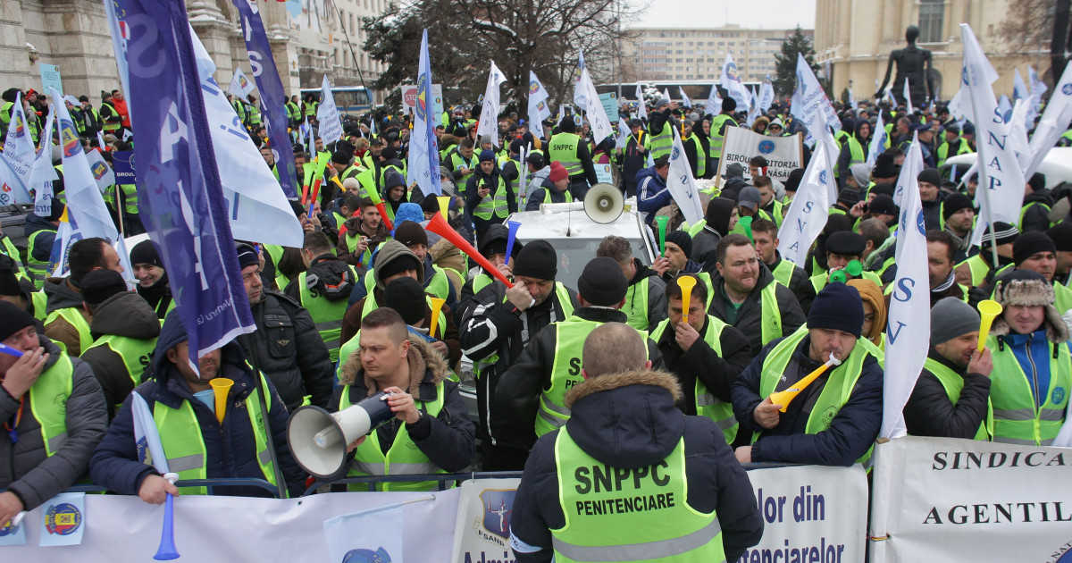 O sută de polițiști gălățeni protestează vineri la București