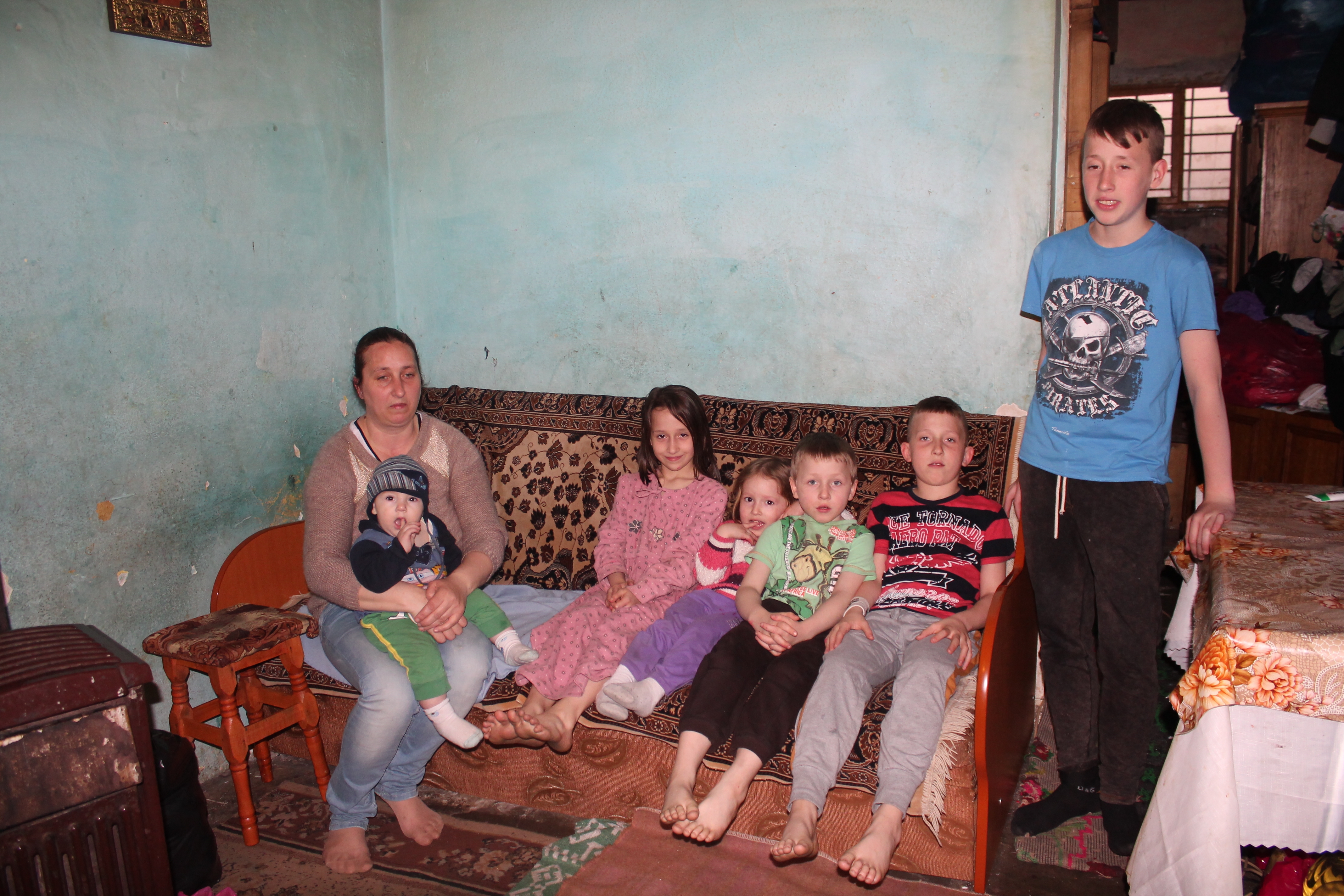 Familie din Galaţi cu zece copii, într-o casă fără geamuri