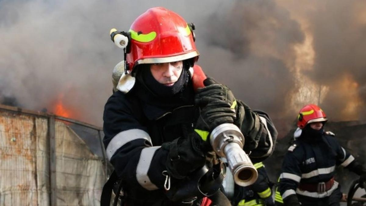 Incendiu la o vulcanizare din județ. Victimele, transportate la spital (VIDEO)