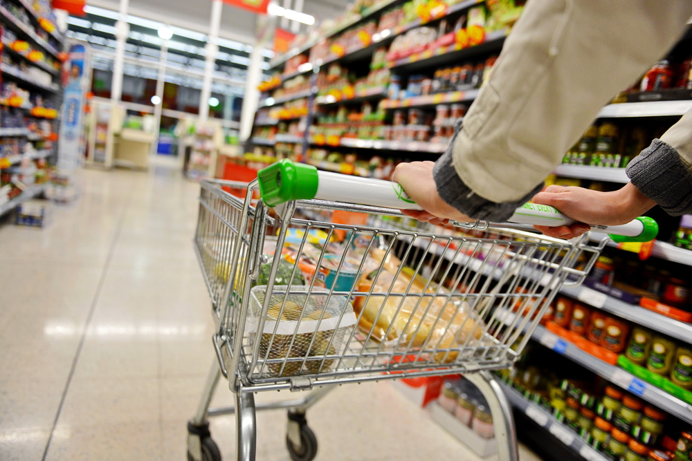Alimentele de bază s-ar putea scumpi cu până la 10%