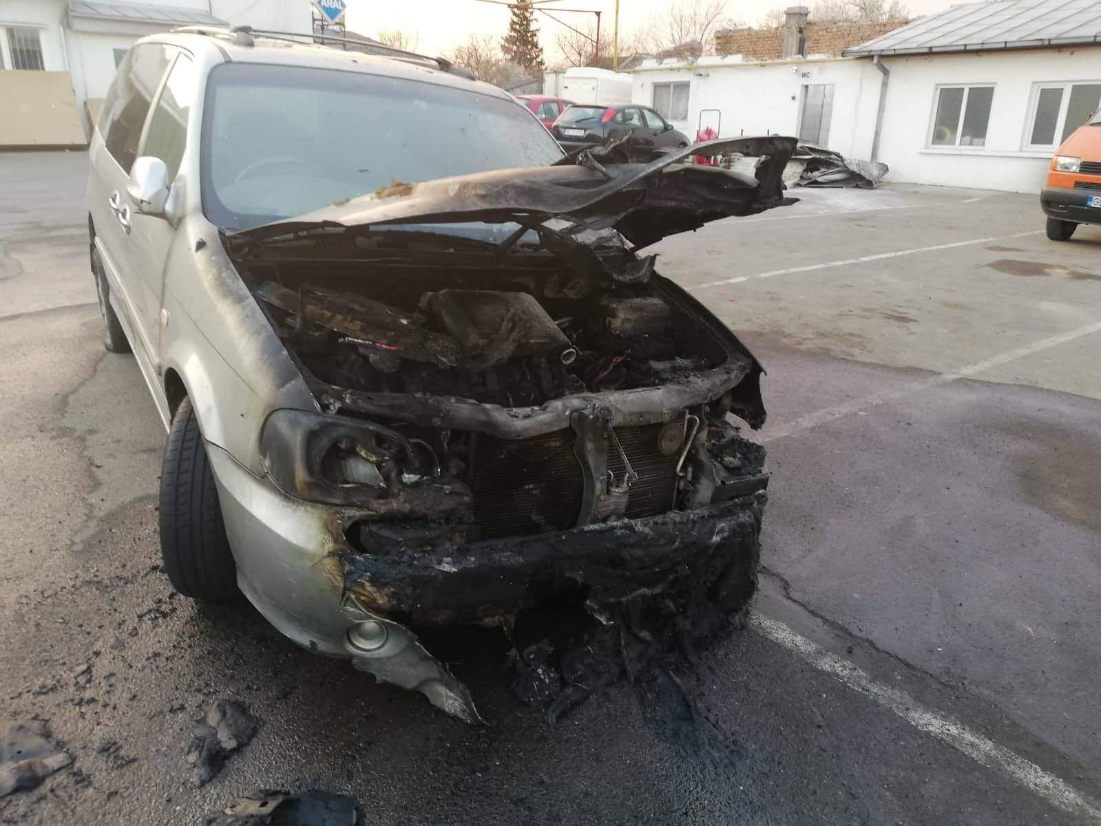 Service auto incendiat intenționat