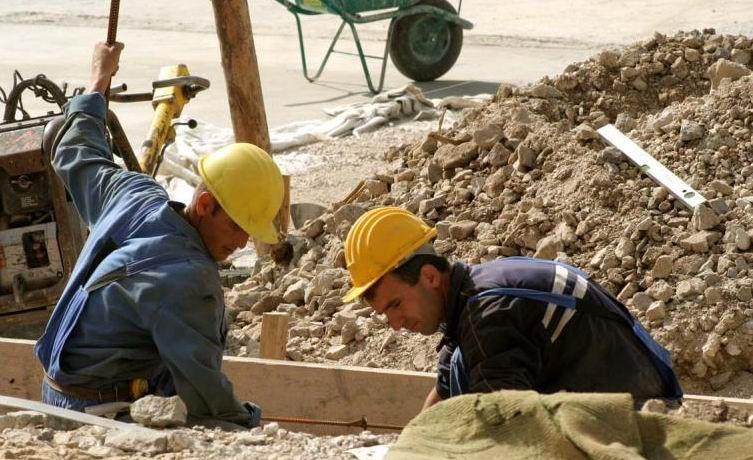 Mai mulţi lucrători străini