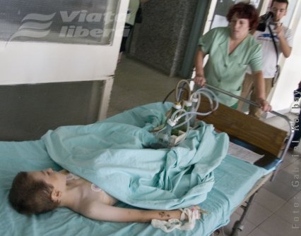 Copilul cu un foarfece în piept