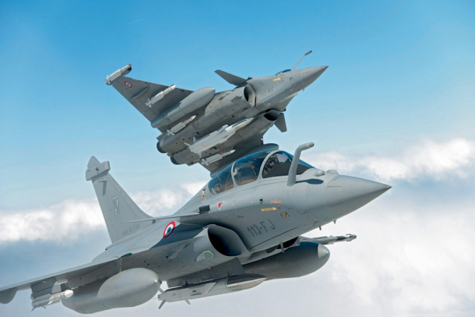 Coliziune mortală între două avioane de luptă Rafale