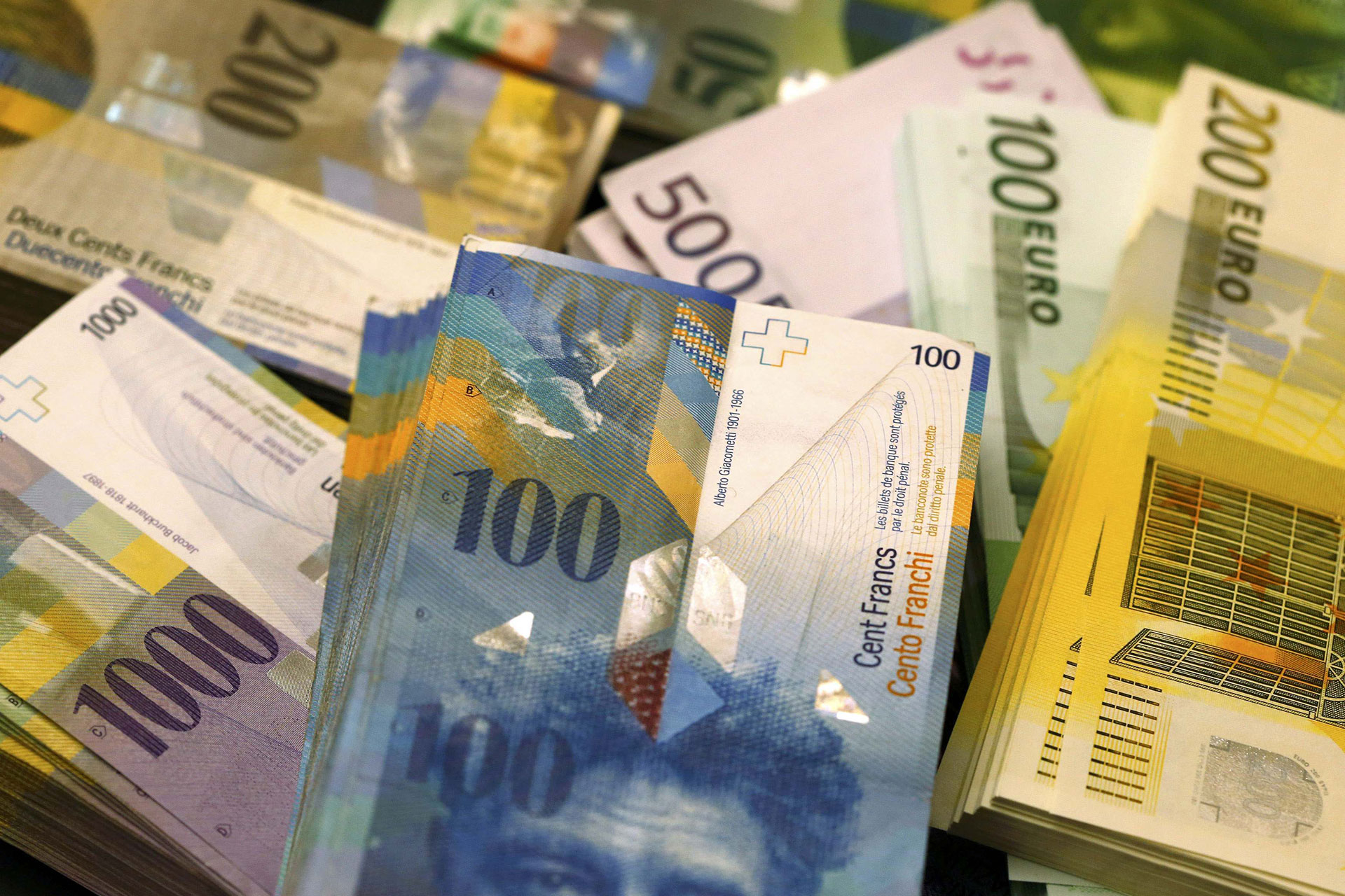 Cursul francului elvețian l-a depășit pe cel al euro