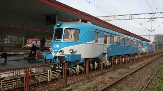 Trenurile, pline de călători periculoşi. Cinci blatişti au spart geamurile unei garnituri în semn de răzbunare