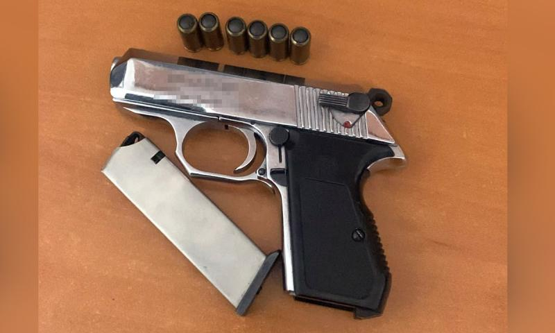 Armă neletală descoperită în autoturismul unui român