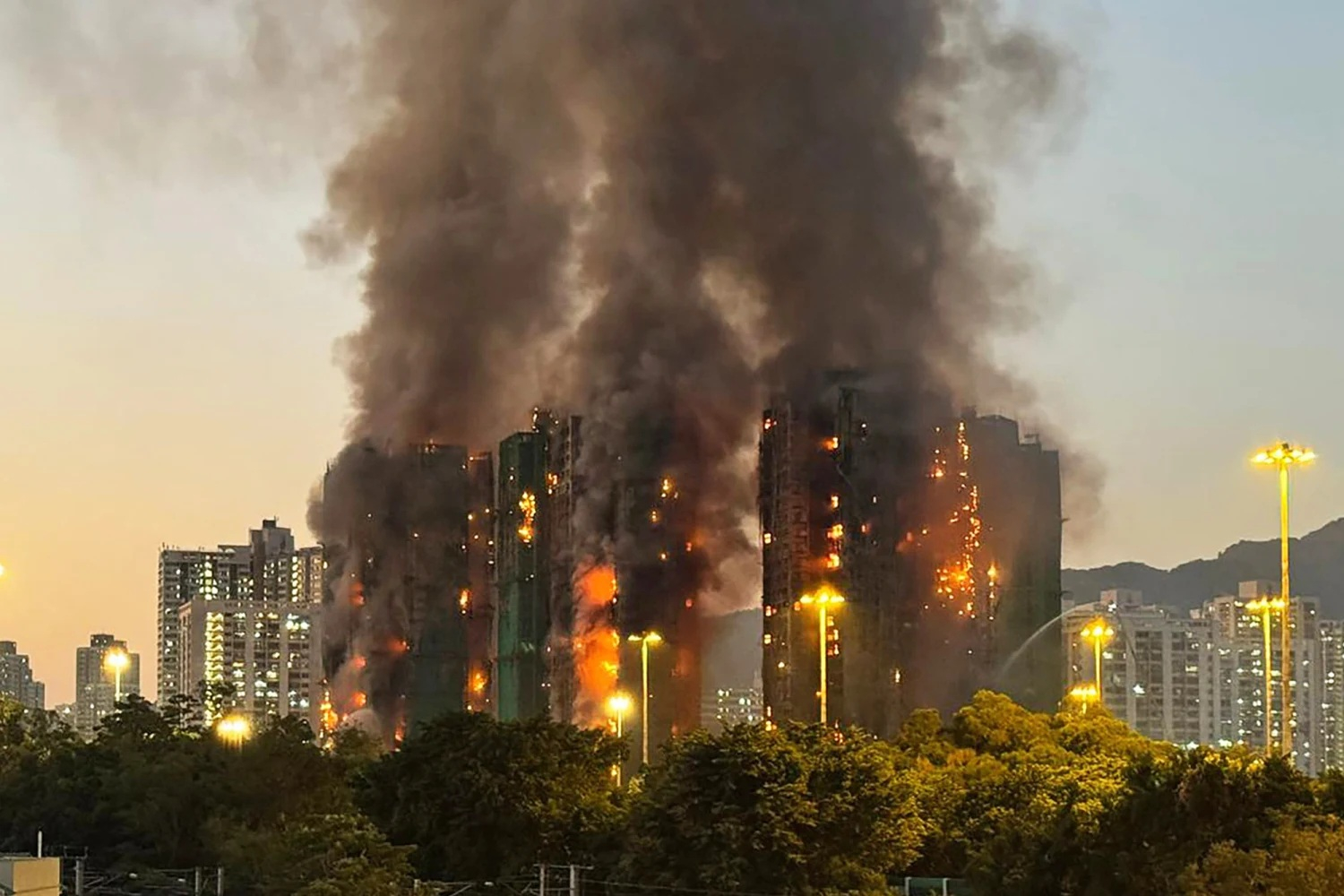 Opt zgârie-nori au luat foc în Hong Kong
