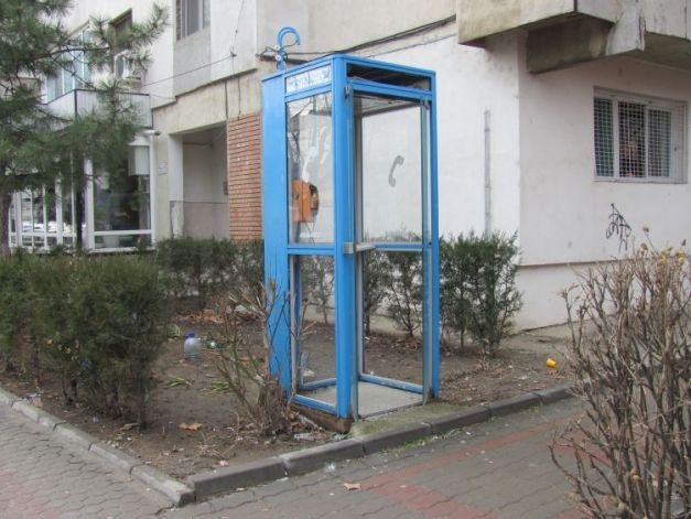 Cabinele telefonice publice, în curs de desfiinţare