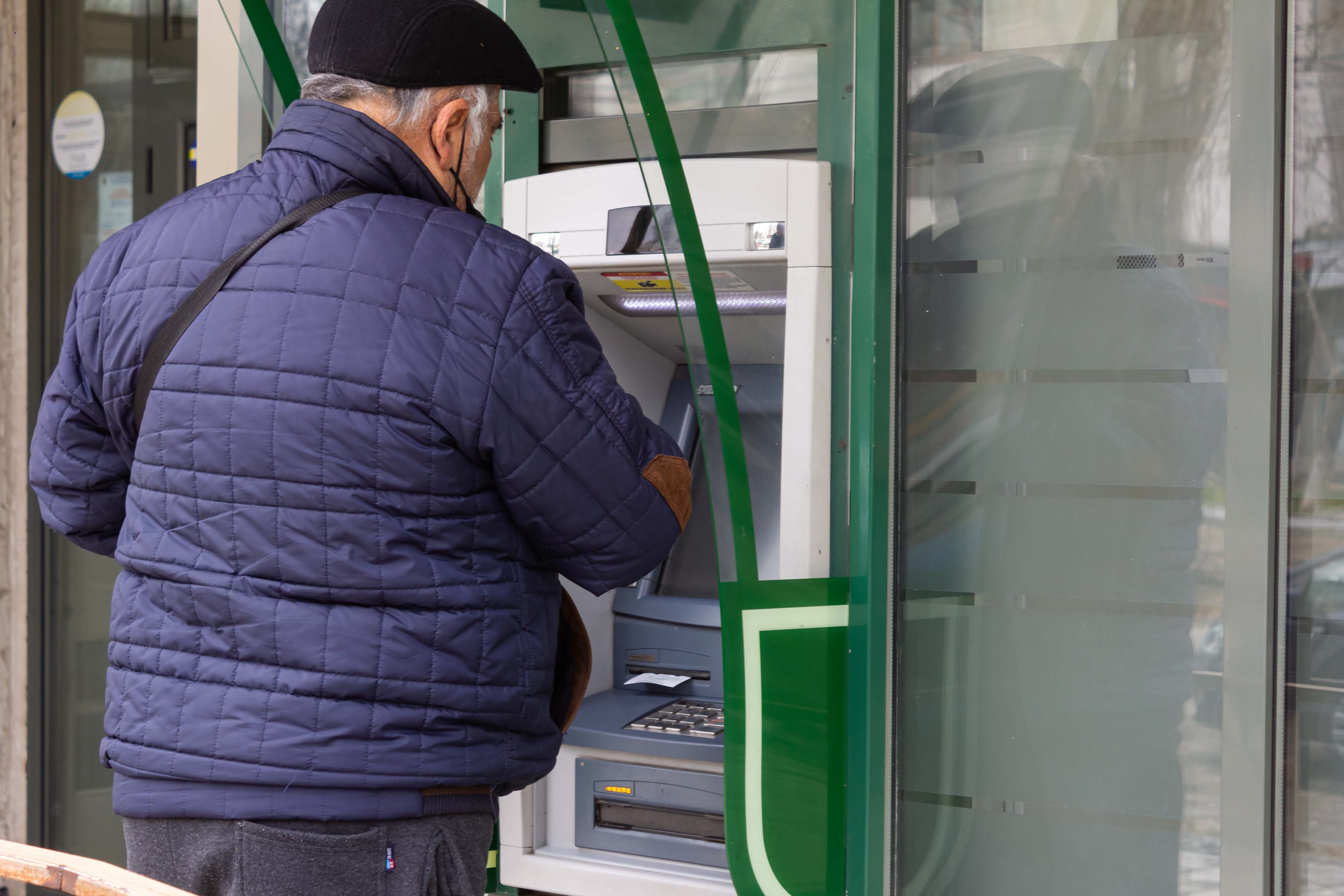 Bancomatele, concentrate în orașe