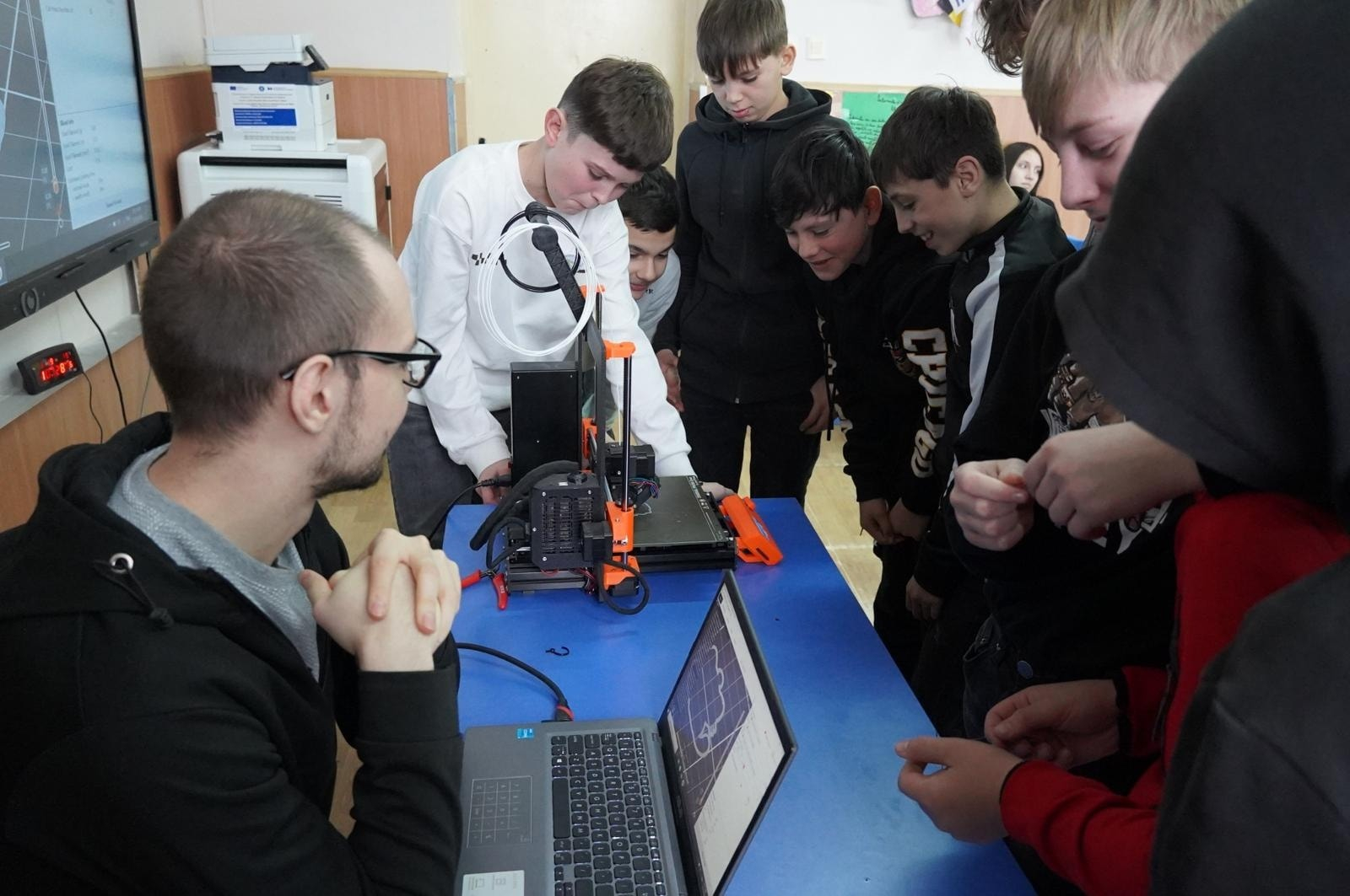 Elevii de la sat descoperă secretele tehnologiilor viitorului