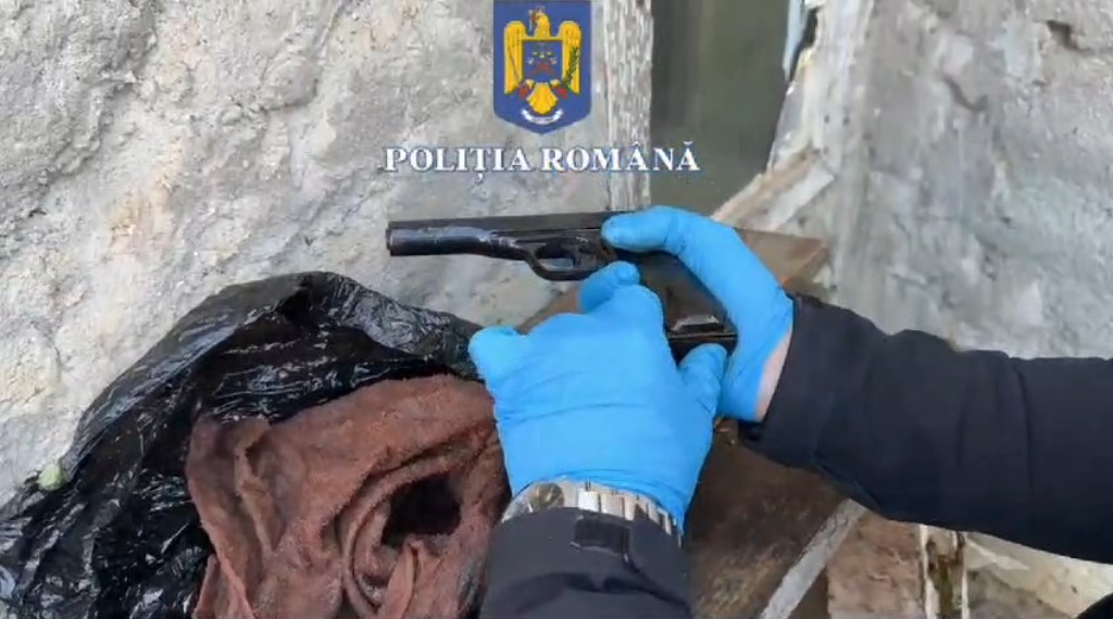 Pistol letal, descoperit în podul unui proxenet