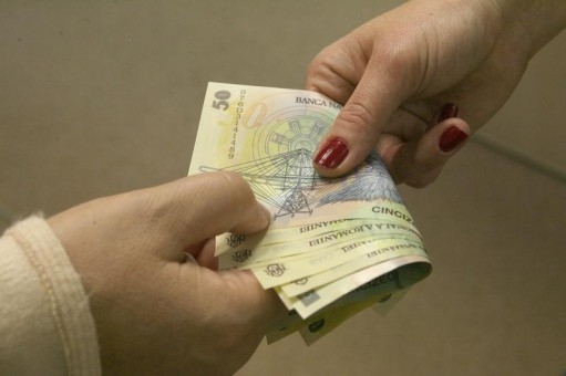 Reţinut după ce a pretins mită pentru a facilita o angajare 