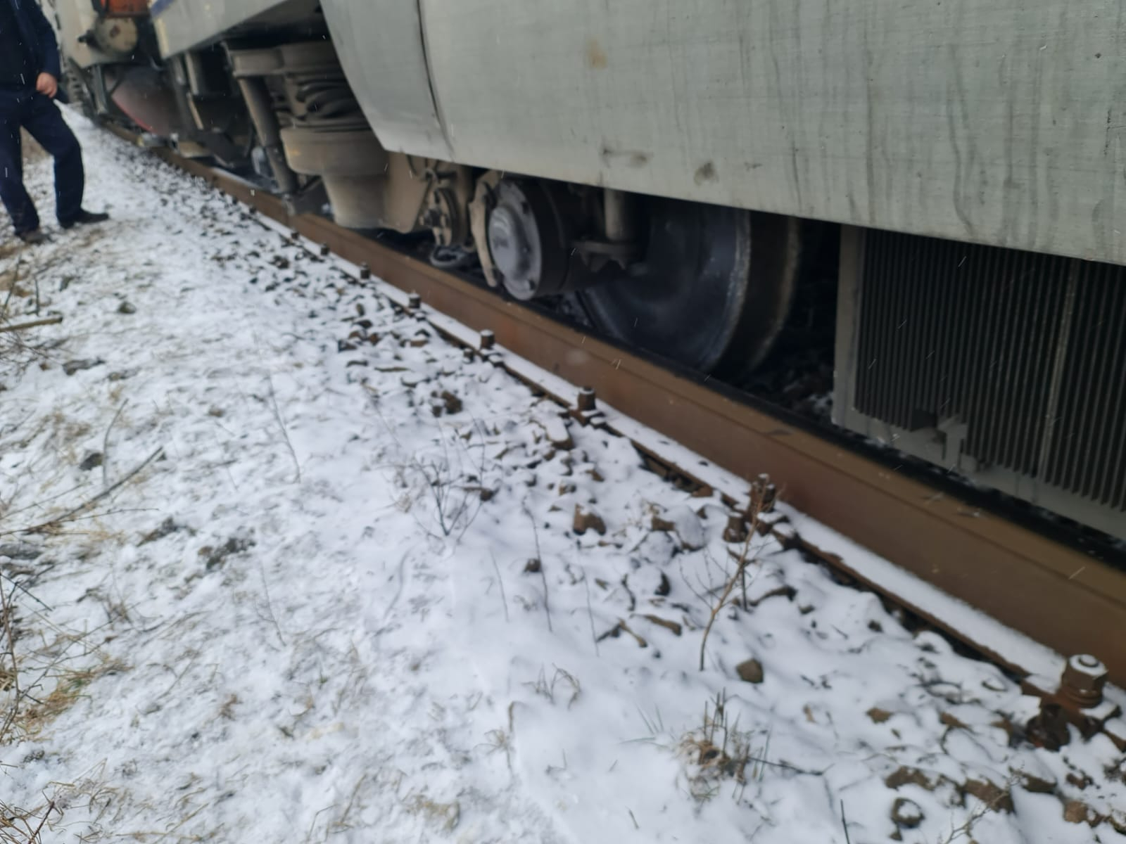 Un microbuz a intrat într-un tren oprit în gară