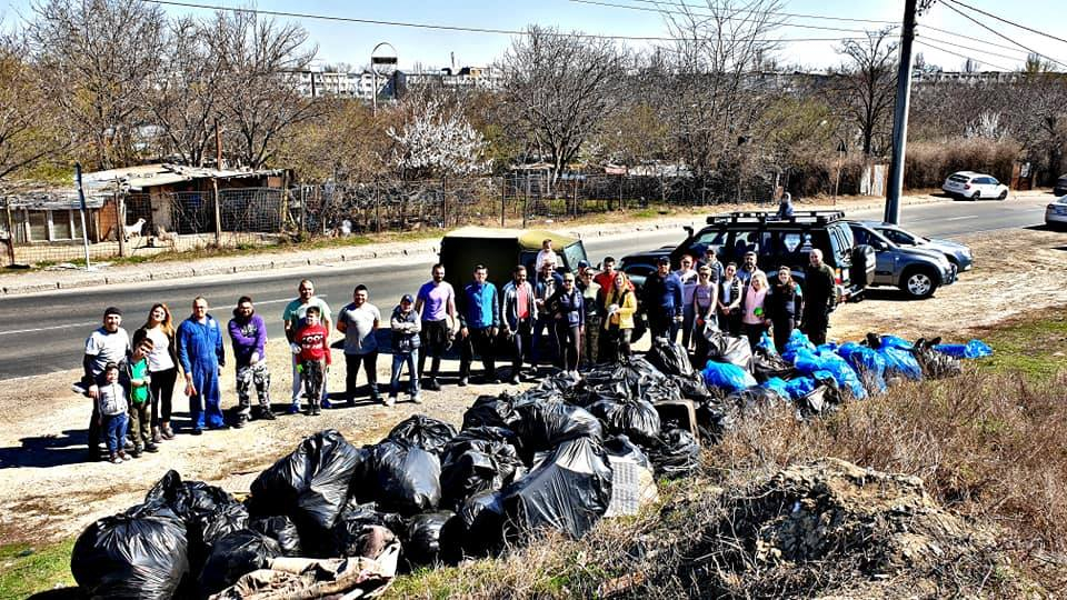 Voluntarii curăță diferite zone din oraș