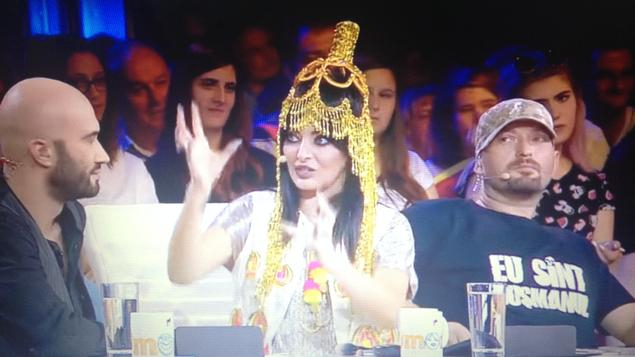 "Fata cu cădelniţa în cap ce jurizează?"