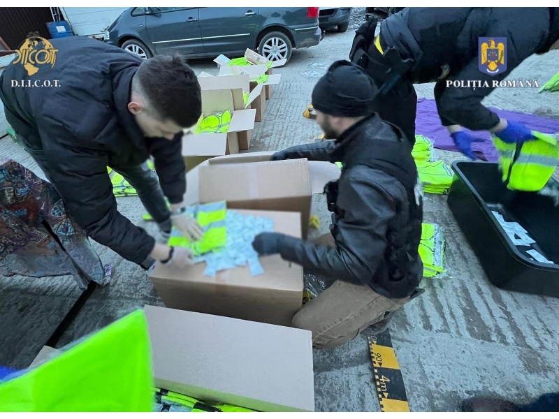 Magazin din Galați, paravan pentru trafic de droguri. Sute de pliculețe cu ketamină, dosite în haine