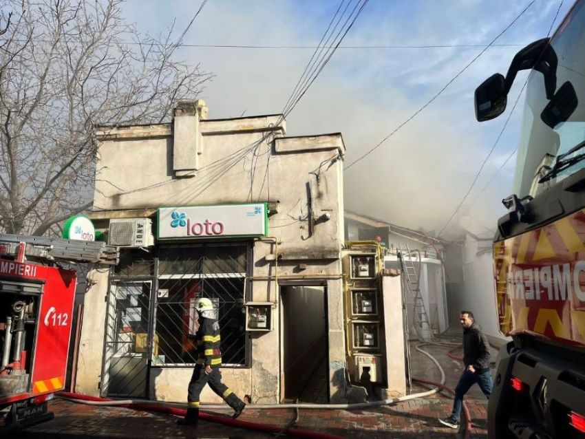 Incendiu violent la mai multe gospodării. Pompierii intervin în forță