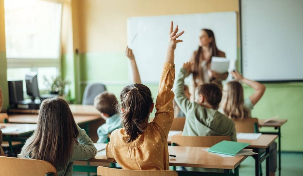 Jumătate de milion de elevi au început evaluarea națională