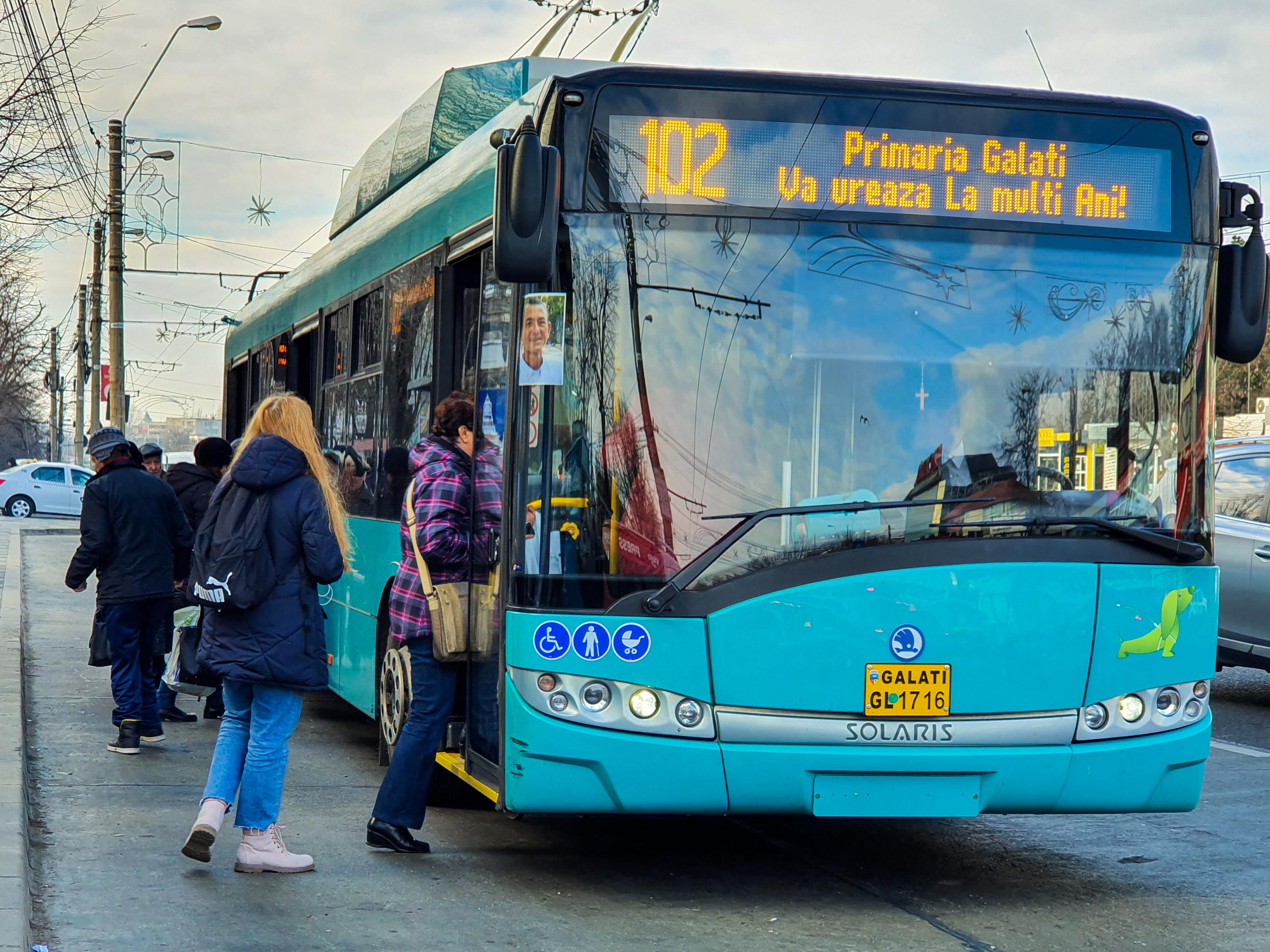 Cine ne apără în mijloacele de transport în comun? Șoferii, cu un ochi la drum, cu celălalt în retrovizoare