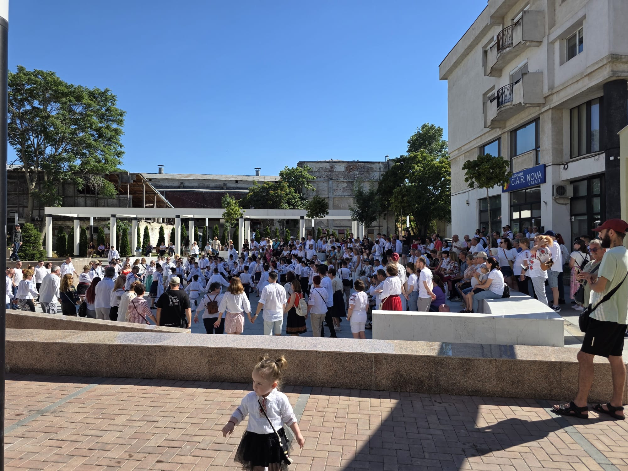 La pas, pe Calea Domnească, în straiul străbunilor. Tradiție și autenticitate în Centrul Galațiului