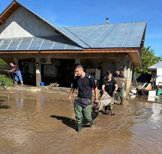 Aproape o mie de pompieri din ţară, trimişi în sprijinul Galaţiului
