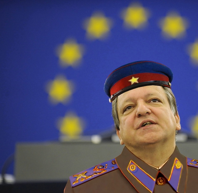 Băsescu bate cu Barroso-n masă