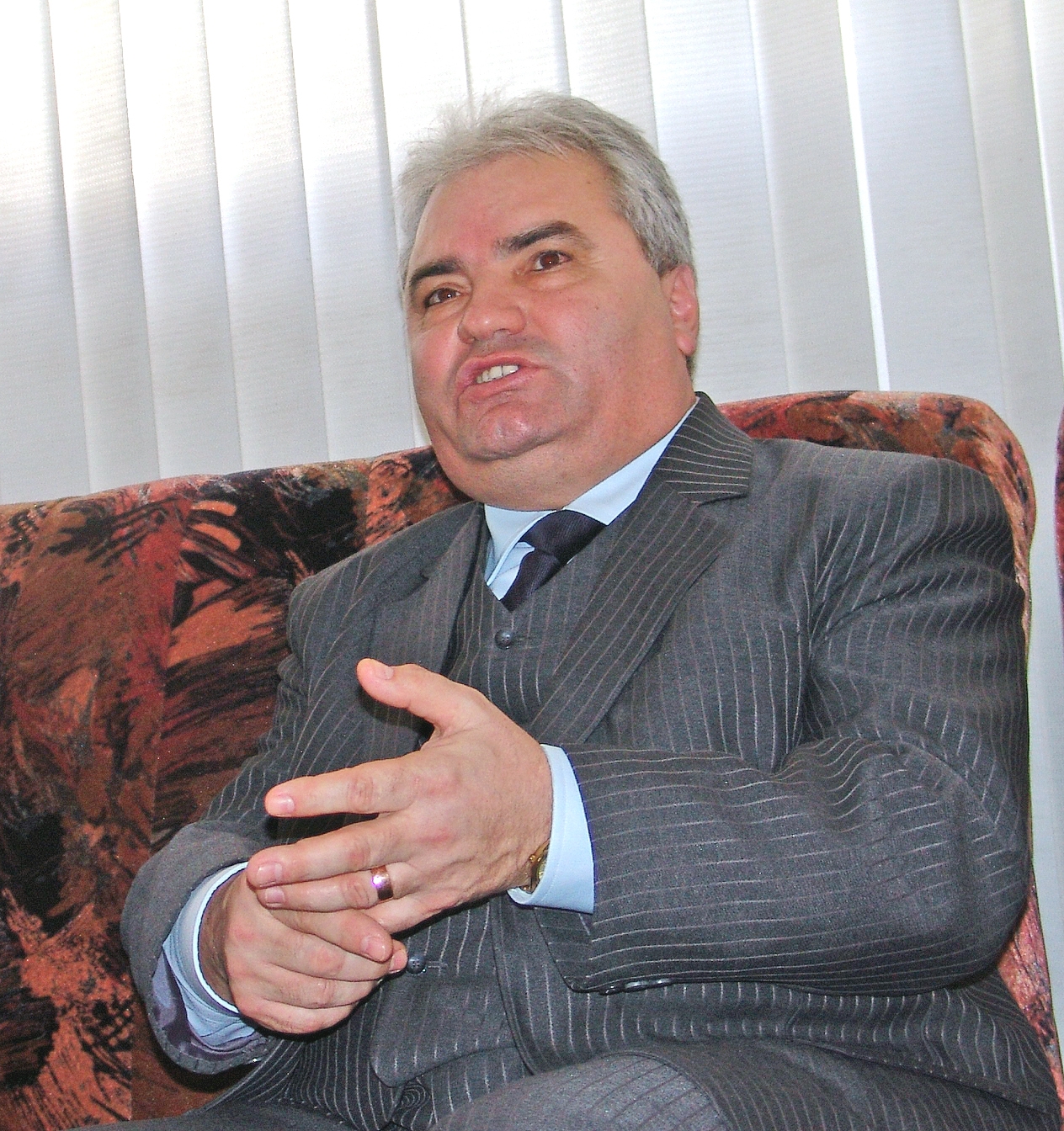 Cum se plimbă de trei ani un dosar de corupţie cu protagonişti din "lumea bună"