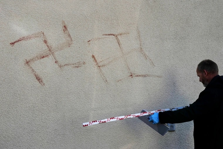 Svastici cu sânge uman, într-un oraș german