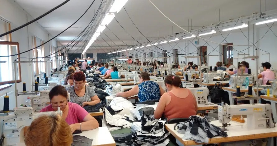 O nouă fabrică de confecții face concedieri