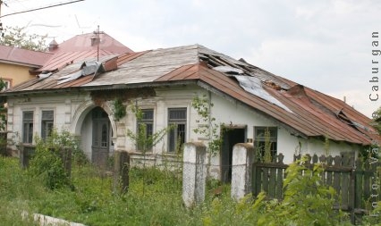Sate în ruină