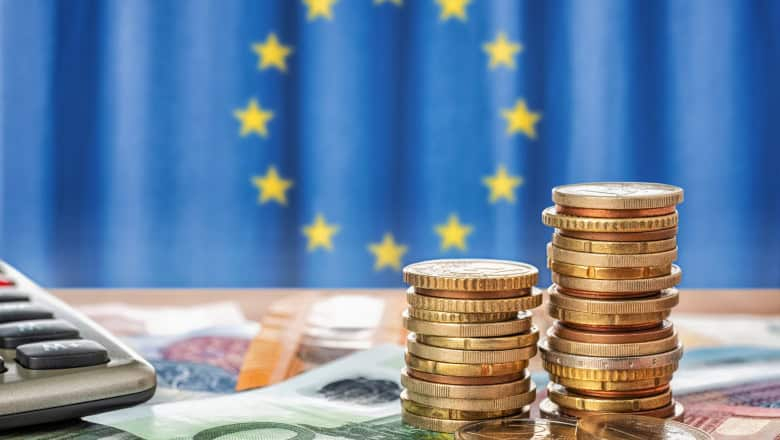 Scad dobânzile la care se împrumută statul român
